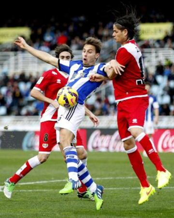 El centrocampista de la Real Sociedad, Sergio Canales, lucha un balón con el defensa portugués del Rayo Vallecano Zé Castro, durante el partido de la decimonovena jornada de Liga de Primera División