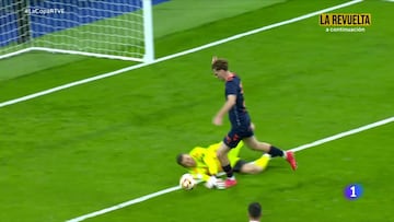 El derribo de Lunin a Swedberg en el minuto 37 del Real Madrid - Celta de los octavos de final de la Copa del Rey. Unión de peñas contra el Madrid.