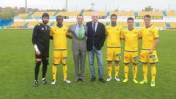 GRUPO. Manu, Camille, Pedro Rodríguez (delegado de Errea en España), Villena, Sanz, Sales y Plano.