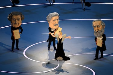 Matilda De Angelis actúa con tres actores vestidos como los grandes maestros de la ópera italiana, Giuseppe Verdi, Giacomo Puccini y Gioachino Rossini, durante la ceremonia inaugural de los Juegos Olímpicos de Invierno Milán-Cortina en el Estadio San Siro.