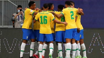 AME5480. BRASILIA (BRASIL), 13/06/2021.- Jugadores de Brasil celebran hoy tras anotar contra Venezuela, durante el partido inaugural de la Copa Am&eacute;rica en el estadio Man&eacute; Garrincha, en Brasilia (Brasil). EFE/Fernando Bizerra Jr