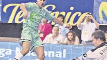 <b>EL PRIMERO. </b>Gabriel supera a Stepanov en el primer tanto del Boomerang al Dinamo de Moscú.