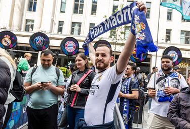 Desde Trafalgar Square hasta Regent Street, los dos grandes puntos de interés para aficionados y turistas, los escudos, banderas y pancartas del Real Madrid y Borussia de Dortmund adornan las calles londinenses.