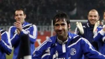 <b>HÉROE. </b>Raúl es aplaudido por sus compañeros al final del partido.