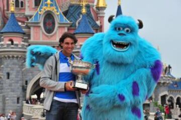 El tenista español Rafael Nadal, en las instalaciones de Eurodisney en París, donde hoy acudió para celebrar su octavo triunfo en el torneo de Roland Garrós tras derrotar ayer en la final a David Ferrer.