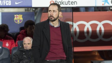 Pablo Mach&iacute;n, entrenador del Girona, ante el Barcelona.