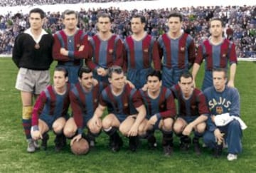 Alineación del Barcelona (1955-1956). Arriba: Ramallets, Hanke, Brugue, Seguer, Bosch y Flotats; abajo: Tejada, Villaverde, Kubala, Moll, Manchón y el masajista Ángel Mur.