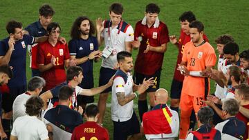 Los jugadores de España hacen un corro tras la derrota ante Brasil en la final olímpica.