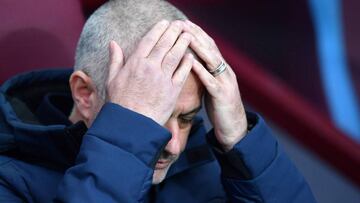 Mourinho, con gesto de preocupación.