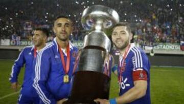 Jos&eacute; Rojas junto a Osvaldo Gonz&aacute;lez con la Supercopa.