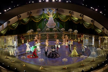 El tenor Vincenzo Costanzo y la soprano Carolina López Moreno. La ceremonia de clausura de los Juegos Olímpicos de Invierno se celebró en el impresionante anfiteatro romano de la Arena de Verona, el tercero más antiguo de toda Italia.