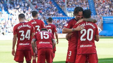 VITORIA, 01/10/2023.- El delantero del Osasuna Jos¨¦ Arnaiz (d) celebra el primer gol de su equipo ante el Alav¨¦s en el partido de LaLiga jugado este domingo en el estadio de Mendizorrotza de Viotria-Gasteiz. EFE/ ADRI?N RUIZ HIERRO