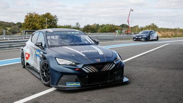 Ekstrom en el pit lane del circuito de Pau con el Cupra eléctrico.