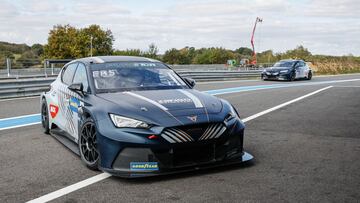 Ekstrom en el pit lane del circuito de Pau con el Cupra el&eacute;ctrico.