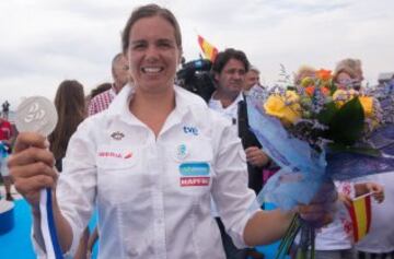 La subcampeona del mundo de la clase RS:X femenino, la española Marina Alabau, celebra su resultado en la regata final celebrada hoy en el campo de La Duna, en el octavo día del Mundial de Vela Santander, en la que ha obtenido la medalla de plata.