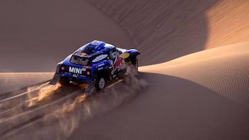 Mini&#039;s Spanish driver Carlos Sainz and co-driver Lucas Cruz compete during the Stage 2 of the Dakar 2019 between Pisco and San Juan de Marcona, Peru, on January 8, 2019. - Peugeot&#039;s French driver Sebastien Loeb and co-driver Daniel Elena won the stage. (Photo by FRANCK FIFE / AFP)