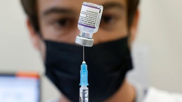 A medic prepares a dose of the Pfizer-BioNTech COVID-19 coronavirus vaccine at a clinic of Clalit Healthcare Services in Israel&#039;s Mediterranean coastal city of Tel Aviv on January 3, 2022. (Photo by JACK GUEZ / AFP)