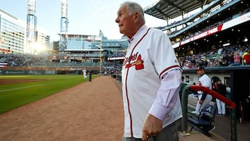 El ex m&aacute;nager de los Atlanta Braves abandon&oacute; el hospital tras haber sufrido un derrame cerebral en abril.