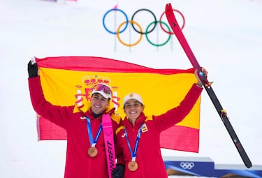 Oriol Cardona y Ana Alonso celebran juntos en el podio haber conseguido la medalla de bronce.