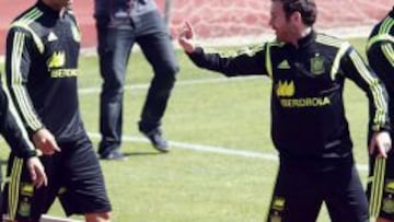 Juan Mata conversa con Diego Costa.