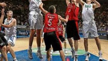 <b>DECISIVO. </b>El Madrid dominó el rebote hasta que la fatiga lo dejó en poder del Tau.