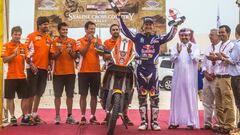 Marc Coma celebra su triunfo en el Dakar junto a la KTM.