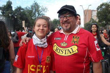 Hinchas de distintos clubes llegaron hasta Plaza Italia para ser parte de la manifestación más masiva. Hasta los archirrivales se tomaron fotografías juntos.