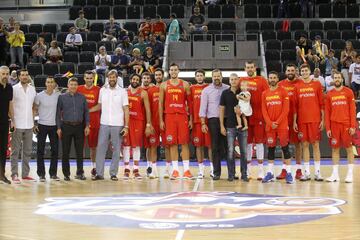 Homenaje a jugadores de baloncesto retirados.