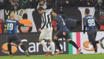 TUR112. Turin (Italy), 03/11/2012 .- Argentinian forward of Inter, Diego Milito (C), jubilates with his teammate Italian forward Antonio Cassano (R) and Argentinian midfielder Esteban Cambiasso (L) after scoring against Juventus FC during the Italian Serie A soccer match between Juventus FC and Internazionale FC Milano (Inter Milan) at Juventus Stadium in Turin, Italy, 03 November 2012. EFE/EPA/ALESSANDRO DI MARCO