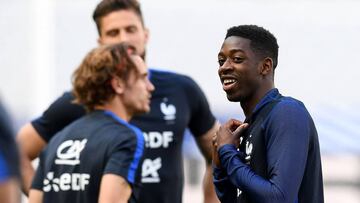 Ousmane Dembele sonríe durante la última concentración de Francia con Griezmann por detrás.