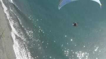 <b>HOMBRE RÉCORD. </b>Ramón Morillas poco después del despegue en la playa de Motril.