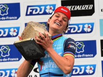 La Pars-Roubaix cambi sus fechas por la pandemia y depar una carrera totalmente extrema que honr a la historia de esta icnica prueba. Sonny Colbrelli gan una espectacular carrera masculina, aunque para la historia tambin quedar que por primera vez se disput su versin femenina. La britnica Deignan fue la primera mujer en levantar el icnico adoqun del Infierno del Norte.