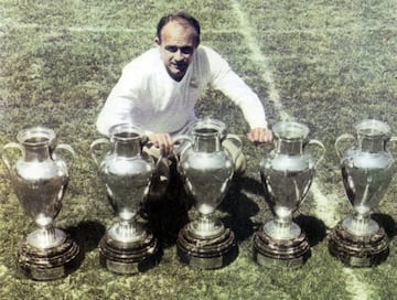 Di St&eacute;fano, con las cinco Copas de Europa que gan&oacute; como jugador. 