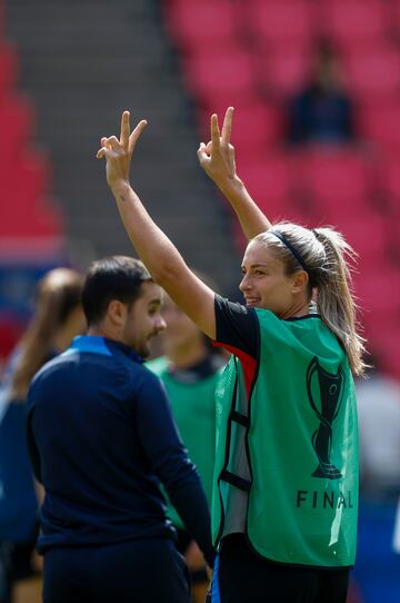 EINDHOVEN (PAÍSES BAJOS), 02/06/2023.- La capitana del FC Barcelona Alexia Putellas durante el entrenamiento que el equipo ha realizo este viernes para preparar la final de la Liga de Campeones que mañana disputarán ante el Wolfsburgo en el Philips Stadion de Eindhoven. EFE/ Alberto Estevez
