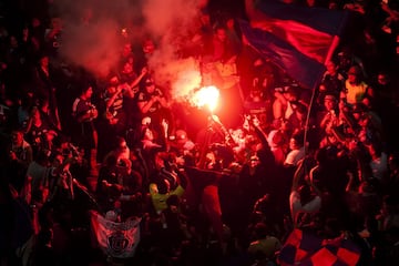 Hinchas de Universidad de Chile celebran en Plaza Italia.