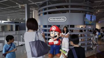 NIN06 TOKIO (JAPÓN) 27/07/2016.- Una chica posa con la figura del personaje de videojuegos Super Mario en la sala de juegos de Nintendo en Tokio, Japón, hoy, 27 de julio de 2016. El fortalecimiento del yen ha llevado a Nintendo a cosechar una pérdida neta de 24.534 millones de yenes (unos 211 millones de euros) entre enero y abril, primer trimestre del año fiscal japonés. EFE/Kiyoshi Ota