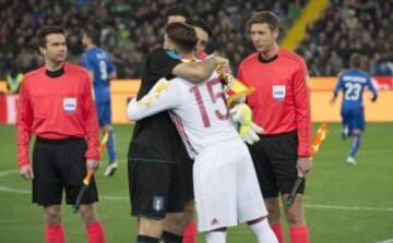 Buffon y Sergio Ramos se saludan. 