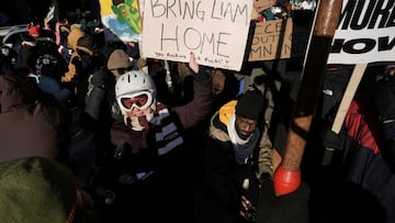 Un manifestante sostiene un cartel en referencia a Liam Conejo Ramos, un niño de cinco años detenido por agentes federales, durante una manifestación celebrada el día de la huelga general para protestar contra el despliegue por parte del presidente de Estados Unidos, Donald Trump, de miles de agentes de inmigración en las calles de Minneapolis, Minnesota, Estados Unidos, el 23 de enero de 2026.