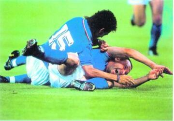 25/06/1990 Italia-Uruguay se enfrentaron en octavos de final 
Schillaci felicitado por Baggio después de marcar el gol 1-0
