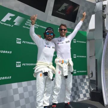 14/11/15 AUTOMOVILISMO FORMULA UNO GRAN PREMIO DE BRASIL CIRCUITO INTERLAGOS  FERNANDO ALONSO JENSON BUTTON PODIO BROMA MCLAREN ABANDONO  PUBLICADA 15/11/15 NA MA30 1COL