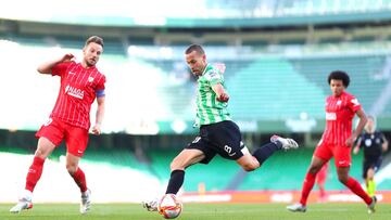 Canales dispara con la zurda.