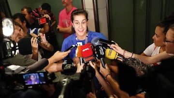 GRAF2911. MADRID, 07/08/2018.- La campeona del mundo de Badminton Carolina Mar&iacute;n atiende a la prensa a su llegada esta noche al aeropuerto de Barajas, en Madrid, tras conseguir en China su tercer t&iacute;tulo mundial. EFE/J.P.Gandul