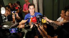 GRAF2911. MADRID, 07/08/2018.- La campeona del mundo de Badminton Carolina Mar&iacute;n atiende a la prensa a su llegada esta noche al aeropuerto de Barajas, en Madrid, tras conseguir en China su tercer t&iacute;tulo mundial. EFE/J.P.Gandul