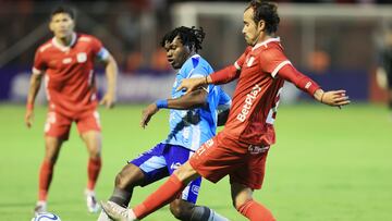 AME1890. AMBATO (ECUADOR), 09/04/2026.- José Cazares (c) de Macará disputa un balón con Tomás Angel de América este jueves, en un partido de la fase de grupos de la Copa Sudamericana entre Macará y América de Cali en el estadio Bellavista en Ambato (Ecuador). EFE/ José Jácome