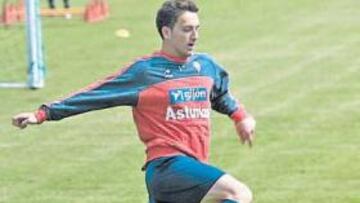 <b>SANA COMPETENCIA. </b>Jony López, tratando de sortear ayer la entrada de su compañero de zaga Jorge.