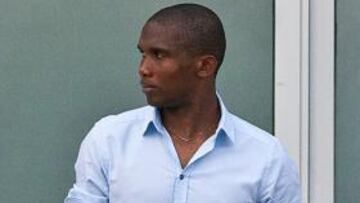 El presidente del FC Barcelona, Joan Laporta, reconoció que la idea del club es "reforzar" la delantera, independientemente de que Samuel Etoo siga o no en el club, y reiteró que David Villa y el rojiblanco Diego Forlán son dos de las posibles opciones.