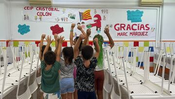 Chavales del cole Cristóbal Colón de Benetússer en el comedor ante la pancarta diseñada para dar las gracias a Márquez.