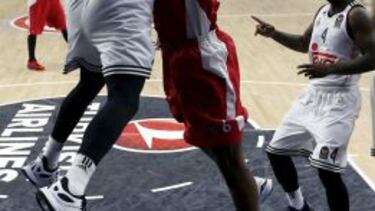 Nocioni bloquea un lanzamiento de Dunston.