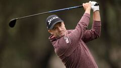 Russell Knox of Scotland golpea la bola durante la primera jornada del Safeway Open en el Silverado Resort de Napa, California.