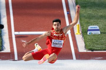 AMDEP3302. EUGENE (ESTADOS UNIDOS), 15/07/2022.- Héctor Santos de España compite hoy, salto de longitud masculino en los Campeonatos del Mundo de atletismo en el estadio Hayward Field en Eugene (Estados Unidos). EFE/ Kai Forsterling
